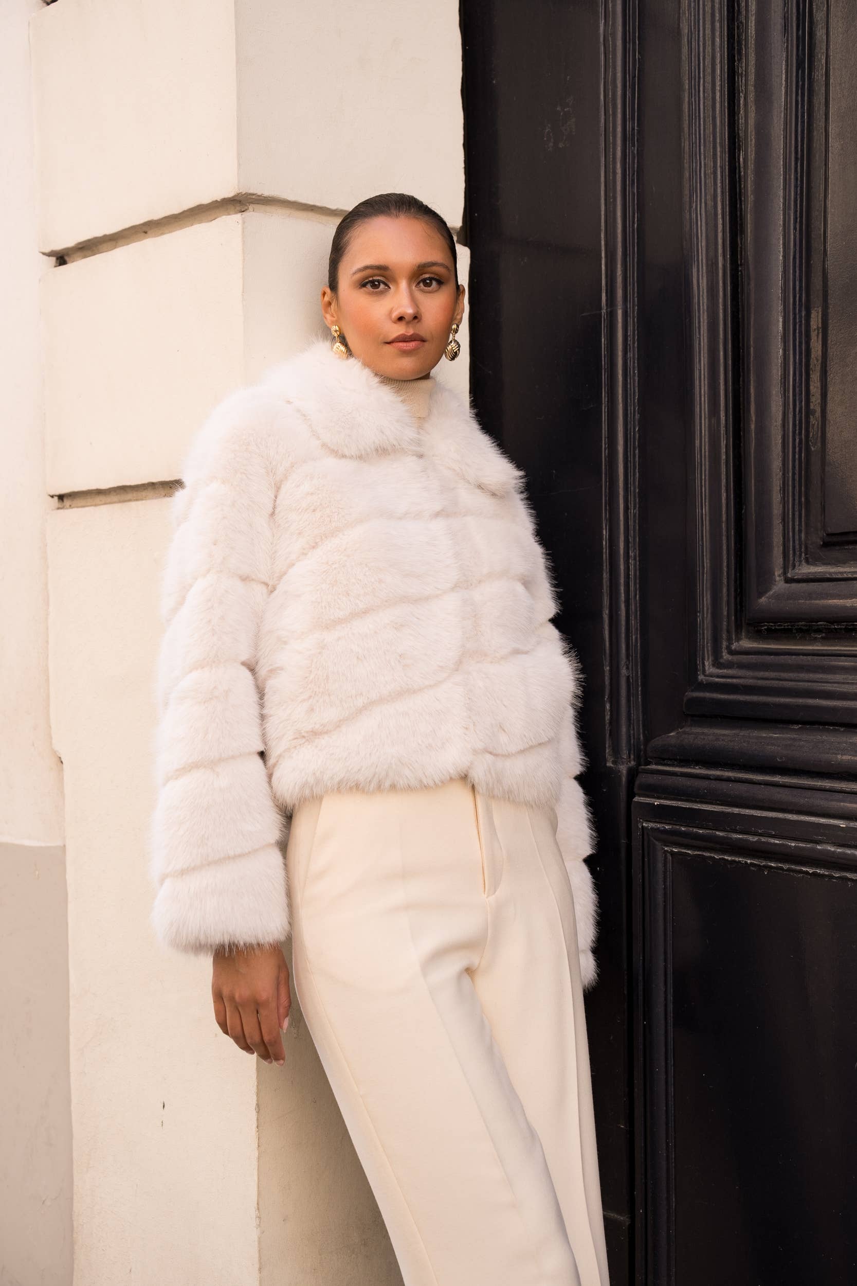 Attentif Paris Kunstfell-Jacke Beige – Langhaarig & schräg gestreift