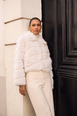 Attentif Paris Kunstfell-Jacke Beige – Langhaarig & schräg gestreift