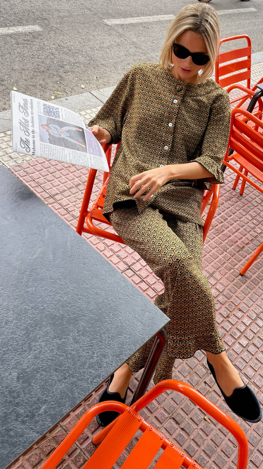 Rundhalsausschnitt-Shirt mit geometrischen Strickvolantärmeln: S