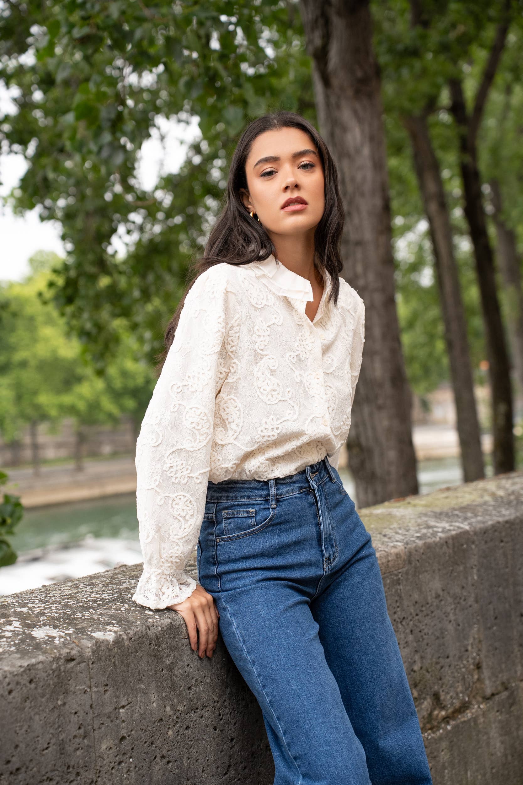 Choklate Paris Spitzenbluse "Adelaïde" mit Rüschenkragen - Ecru