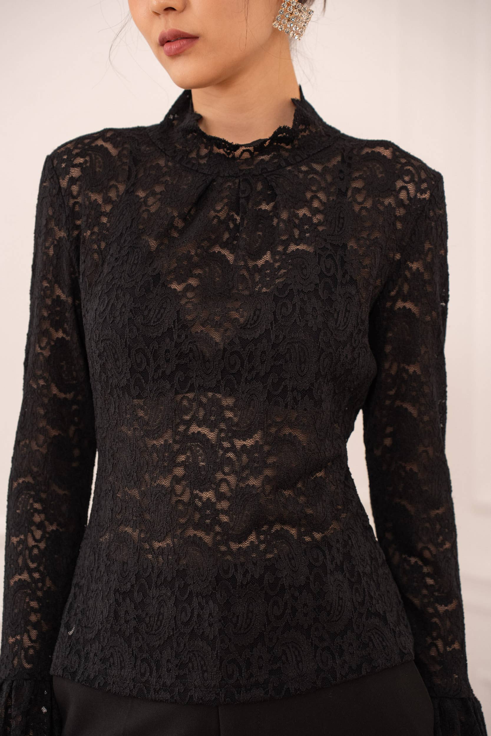 Choklate Paris - Spitzenbluse Carol mit hohem Kragen - Schwarz - Elegant & Feminin