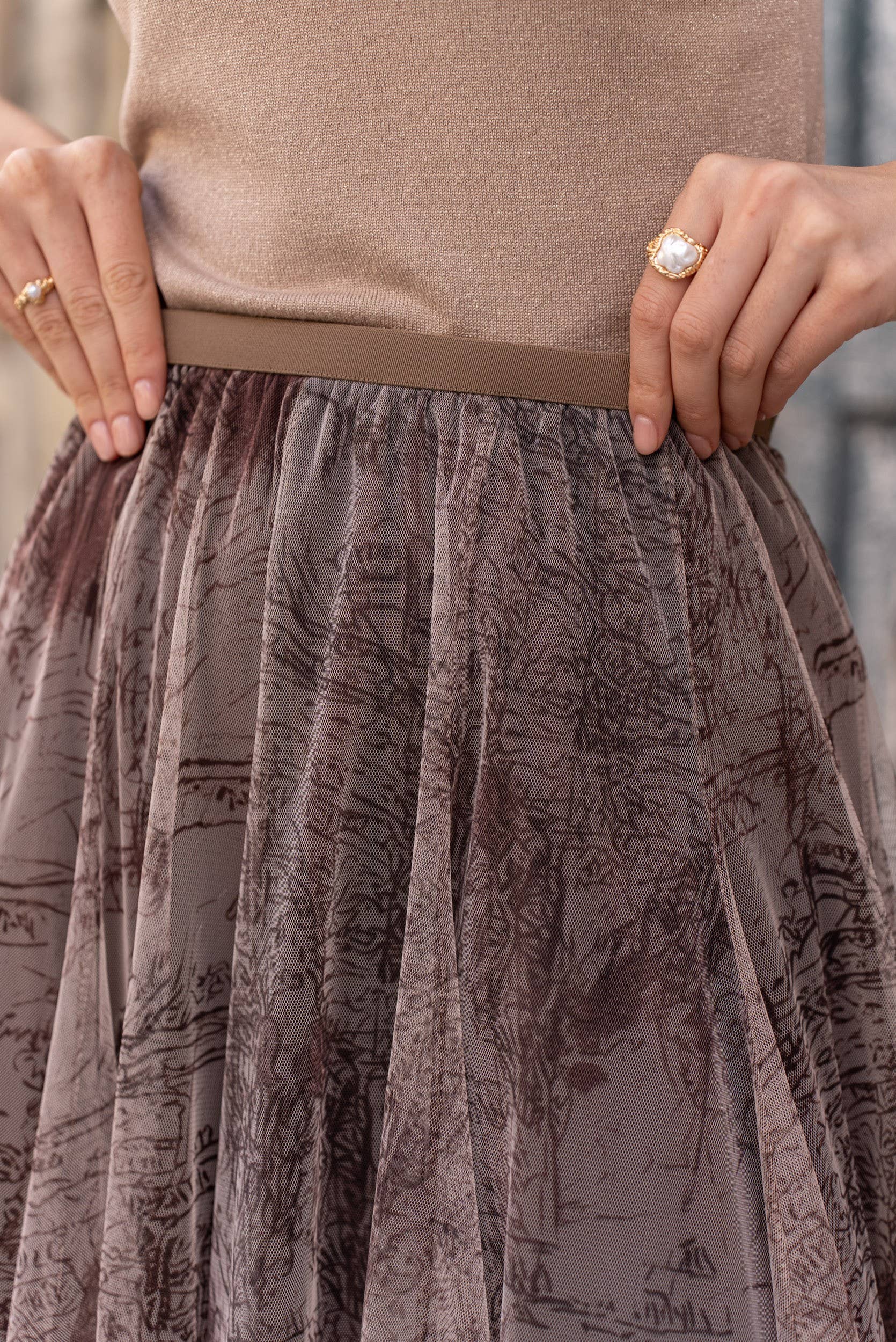 Langer Tüllrück mit Toile de Jouy Druck - Taupe - Choklate Paris