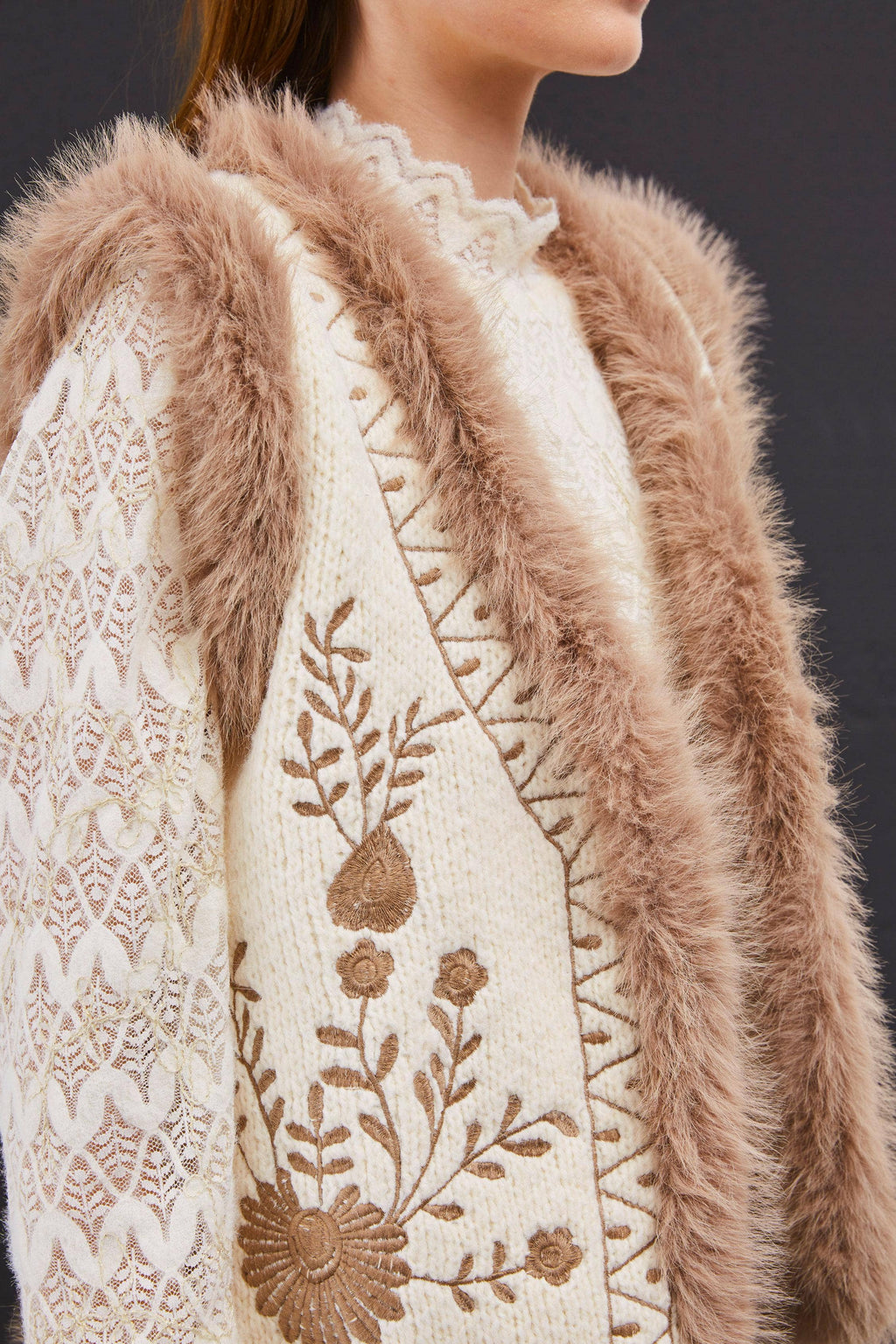 Elli White - Weste in Beige mit camel-farbenem Kunspelz - edle Strickweste mit Stickerei