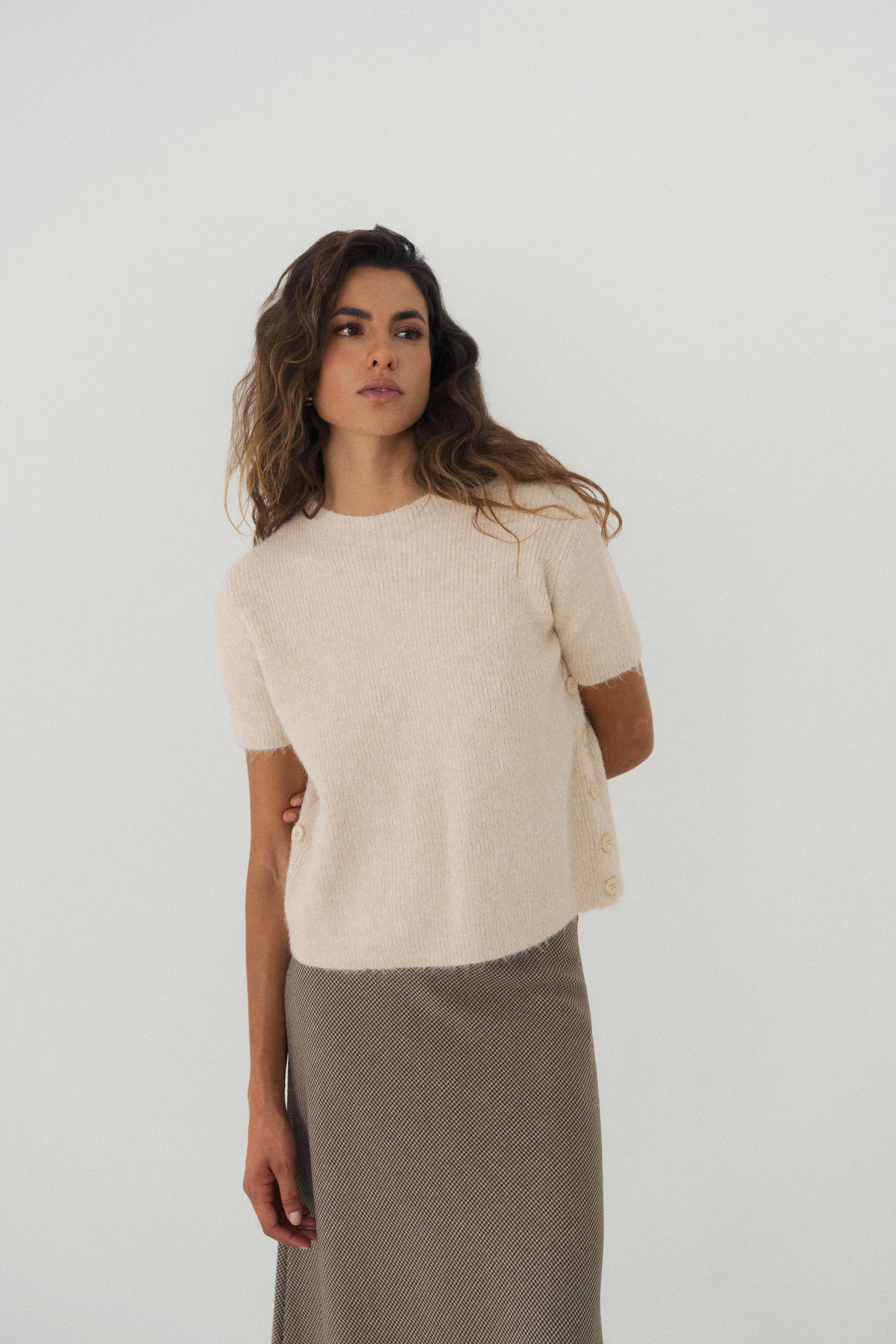 Lulumary Weicher Kurzarm-Pullover mit seitlichen Knöpfen in Beige – gerader Schnitt