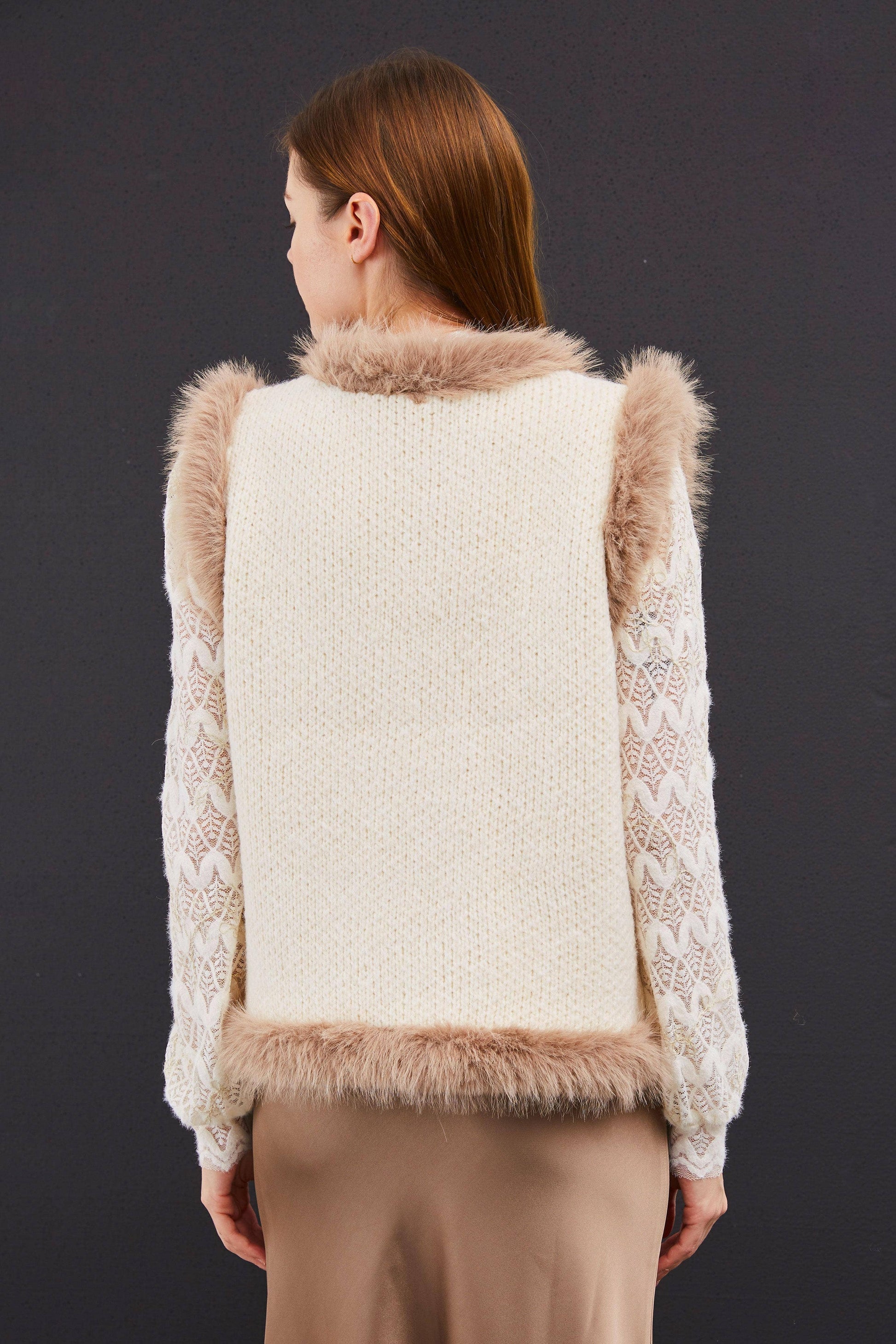Elli White - Weste in Beige mit camel-farbenem Kunspelz - edle Strickweste mit Stickerei