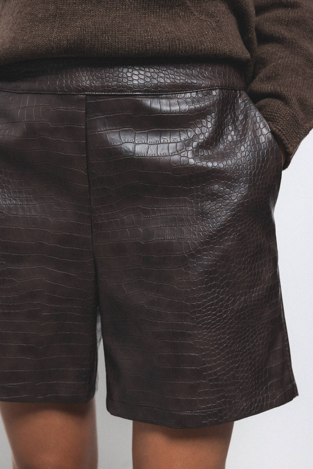 Lanidor Shorts in Krokodil - Optik - Braune Eco-Leder Shorts mit Struktur