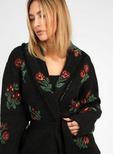 AN’GE Paris NAMALIA lange Jacquard-Strickjacke Schwarz mit Blumen und Gürtel
