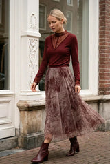 Choklate Paris Ambre langer Tüllrock mit Toile-de-Jouy-Print in Bordeaux – schmale Silhouette