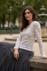 Florales Spitzenoberteil - Sitzende Pose im Pariser Park