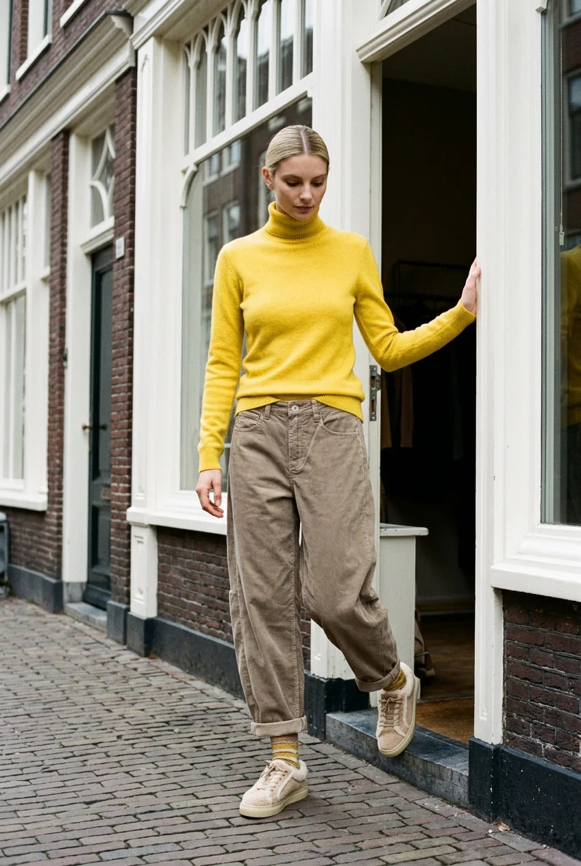 TAMBA Lässige Feincord-Hose im Barrel-Fit in Dusty Camel
