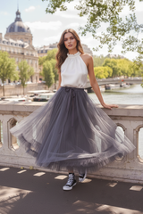 Grauer Tüllrock Aria mit weißer Elisabeth-Bluse auf Pariser Brücke