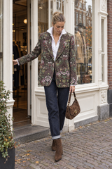 HARLEMY-Blazer mit weißer Bluse und hochgestelltem Haifischkragen