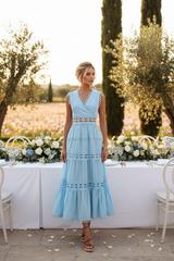 Ellie Maxikleid aus durchbrochener Baumwolle in Himmelblau - Ärmelloses Stufenkleid mit V-Ausschnitt