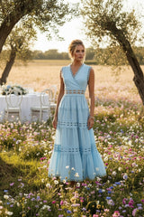 Ellie Maxikleid aus durchbrochener Baumwolle in Himmelblau - Ärmelloses Stufenkleid mit V-Ausschnitt