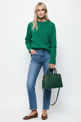 Lanidor Outfit - Gras-grüner Pullover mit Handtasche, Jeans und Leo Ballerinas