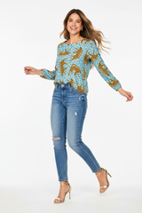 Leoparden-Print Bluse mit Jeans und goldenen Sandalen