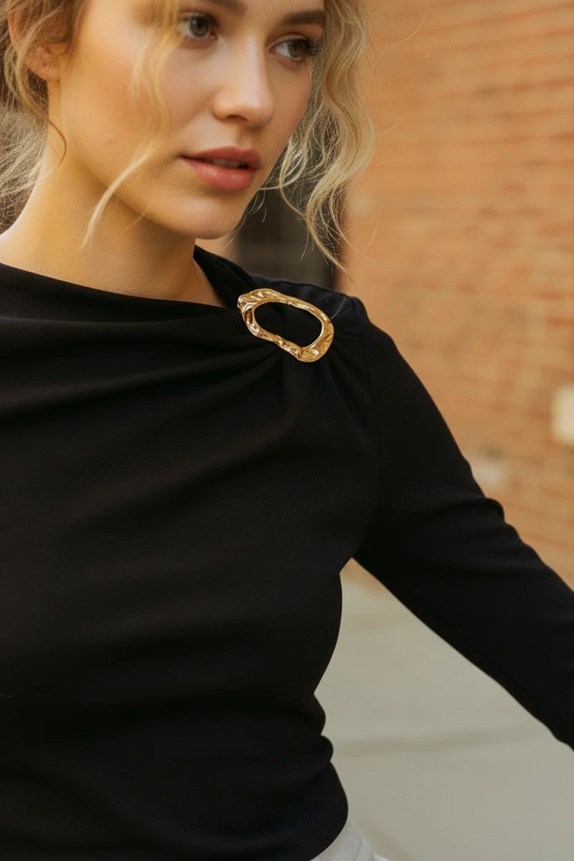 Lulumary asymmetrisches Longsleeve mit goldfarbener Schnalle Schwarz