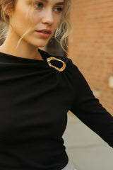 Lulumary asymmetrisches Longsleeve mit goldfarbener Schnalle Schwarz