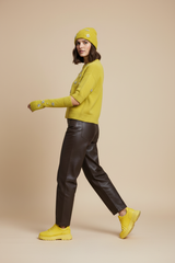 Natürliches Produktbild - Gelbes An'ge Paris Set mit gelben Sneakers