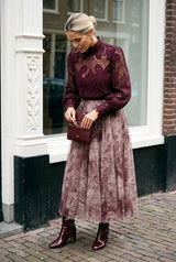 Choklate Paris Ambre langer Tüllrock mit Toile-de-Jouy-Print in Bordeaux – schmale Silhouette