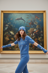 Produktbild - Blaues An'ge Paris Set im Museum vor Fischgemälde