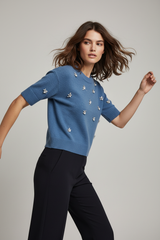 Produktbild - Nelida Pullover in Blau mit dynamischer Pose