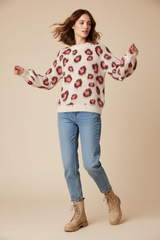 Produktbild - Zwillingsherz Leo Soft Pullover mit Jeans und beigen Springerstiefeln