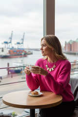Produktbild - Zwillingsherz Rundhalspullover Pink mit Statementkette am Hamburger Hafen