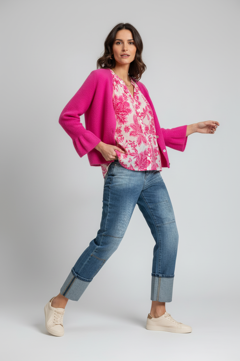 Professionelles Outfit-Foto mit Saint Tropez Bluse, Julia Paris Cardigan und Sexy Woman Jeans