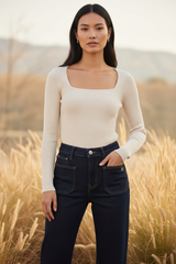 Pullover Lesie in Ecru mit Jeans Paris Brut