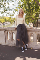 Pullover Lesie in Ecru mit Tüllrock Aria in Grau