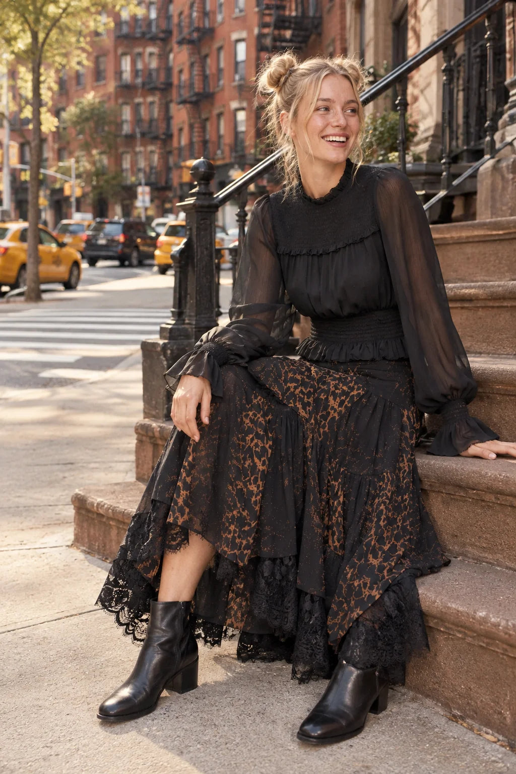 Choklate Paris Bluse Rena mit gesmokten Details und Volants Schwarz