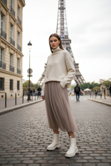 Rollkragenpullover Lipy und Tüllrock Ambre vor dem Eiffelturm