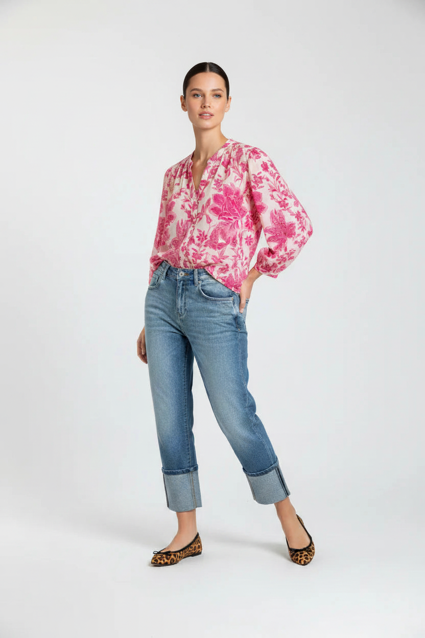 Rosa-weiße Blumenbluse mit Jeans - dunkelhaariges Model