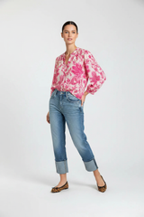 Rosa-weiße Blumenbluse mit Jeans - dunkelhaariges Model