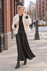 Schwarzes Rena-Valentine-Outfit mit beiger Kunstfelljacke in New York