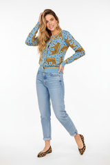 Smile Strickjacke - Elegante dynamische Pose