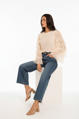 Spitzenbluse mit Wide-Leg Jeans - neue coole Pose
