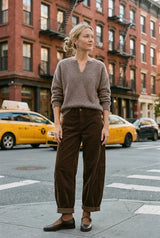 TAMBA Flauschiger Angora-Strickpullover mit V-Ausschnitt in Shipwreck-Taupe – lockere Passform