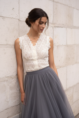Weiße Spitzenbluse mit grauem Tüllrock