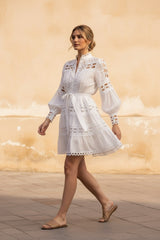 Choklate Paris - Kurzes Ellie-Kleid aus durchbrochener Baumwolle in Weiß - Hemdblusenkleid mit Spitzen-Einsätzen