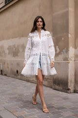 Choklate Paris - Kurzes Ellie-Kleid aus durchbrochener Baumwolle in Weiß - Hemdblusenkleid mit Spitzen-Einsätzen