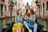 Zwei Models auf Gondel in Venedig - natürlich