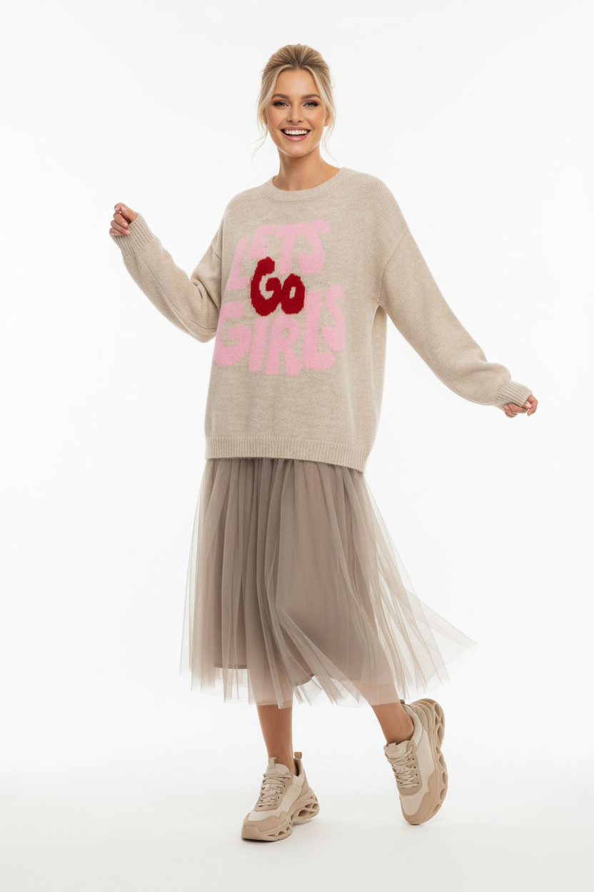Zwillingsherz Pullover "Lets Go Girls" Beige - Lifestyle mit trendigen Sneakers