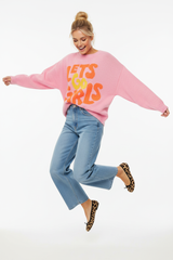 Zwillingsherz Pullover "Lets Go Girls" Rosa - Oversized Lifestyle Produktfoto