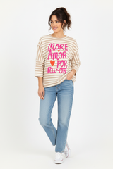 Zwillingsherz Shirt More Amore Beige - Natürliches Ganzkörperfoto